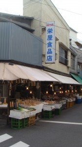 ノスタルジックな外観。夕方からの裸電球が下町気分を盛りあげる